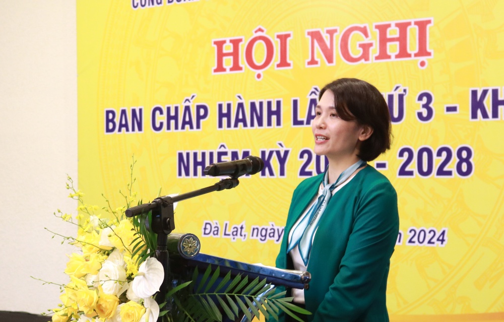 đồng chí Lê Thị Quyên - Phó Chủ tịch thường trực Công đoàn Cơ quan NHNN Trung ương