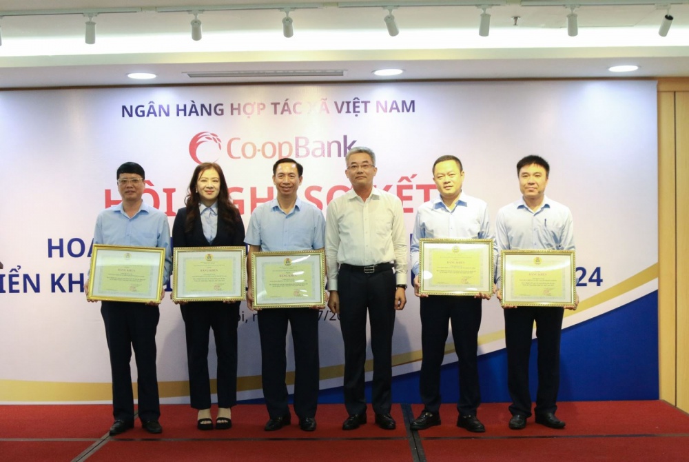 Ông Nguyễn Quốc Cường - Chủ tịch HĐQT Co-opBank trao tặng Bằng khen của Công đoàn NHNN Việt Nam cho các tập thể, các đơn vị tại Hội nghị