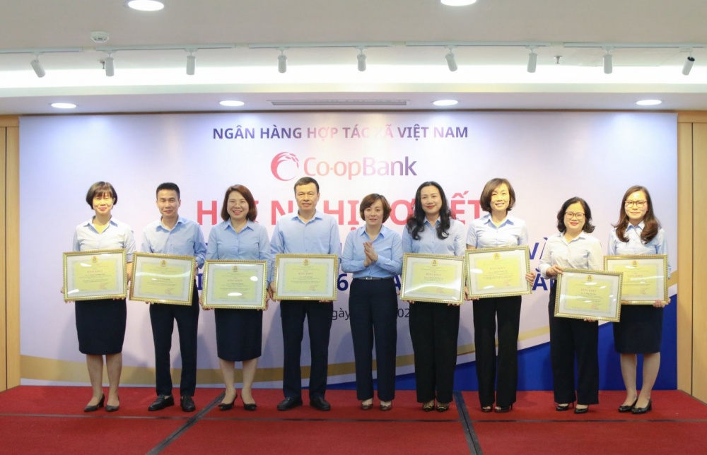Bà Phạm Thị Hồng Minh - Thành viên HĐQT kiêm Tổng giám đốc Co-opBank trao tặng Bằng khen của Công đoàn Ngân hàng Việt Nam cho các cá nhân tại Hội nghị