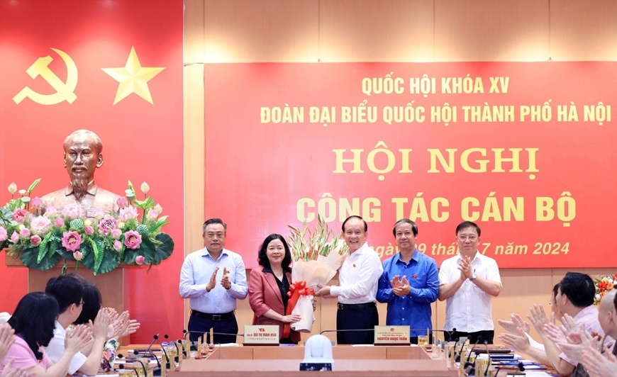 Lãnh đạo thành phố và đại biểu Quốc hội Đoàn Hà Nội tặng hoa chúc mừng đồng chí Bùi Thị Minh Hoài.