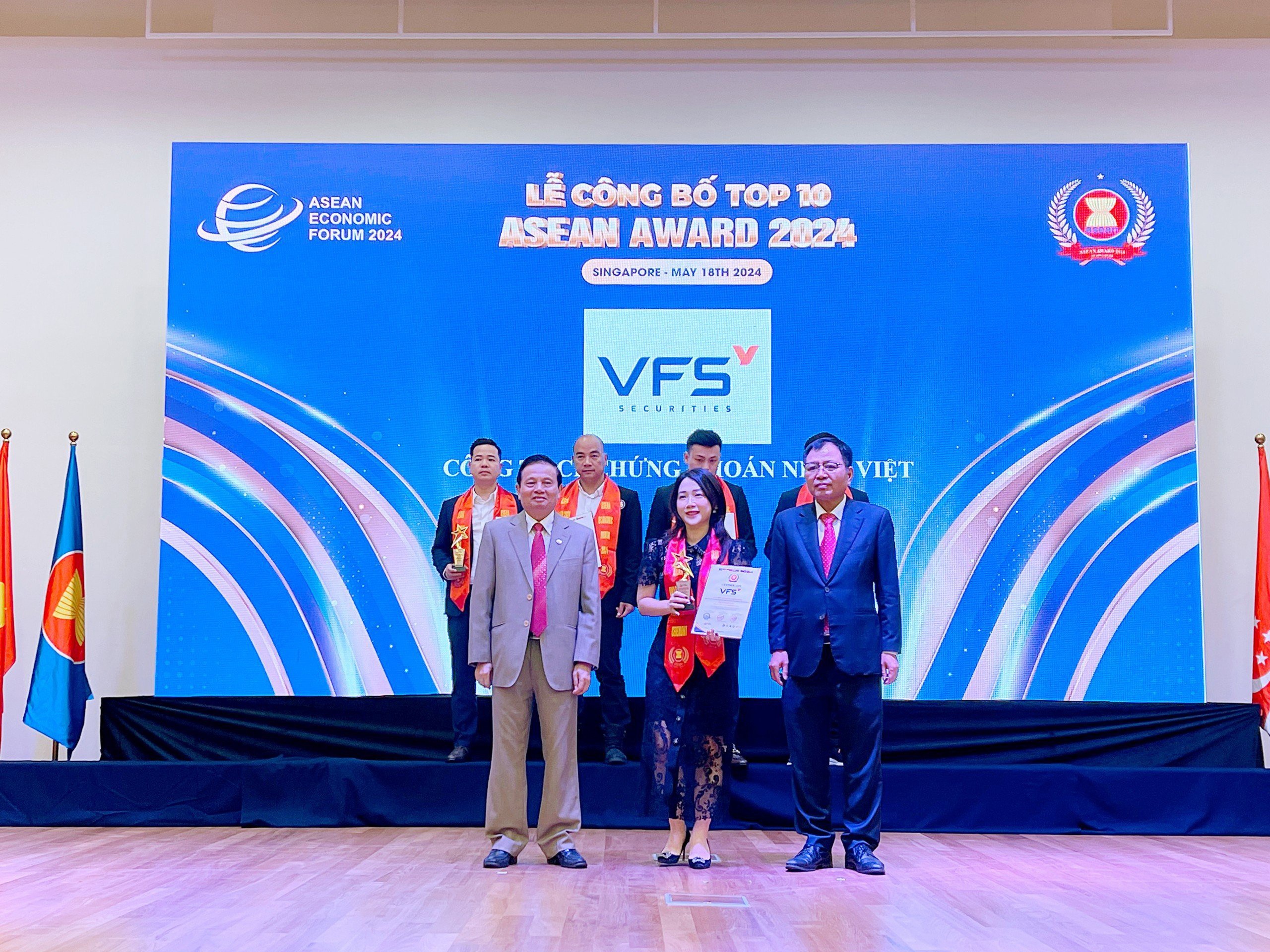 Bà Nguyễn Thị Thu Hằng - Phó Tổng Giám đốc VFS nhận giải thưởng TOP 10 ASEAN AWARD 2024 với hạng mục “Doanh nghiệp tiêu biểu”