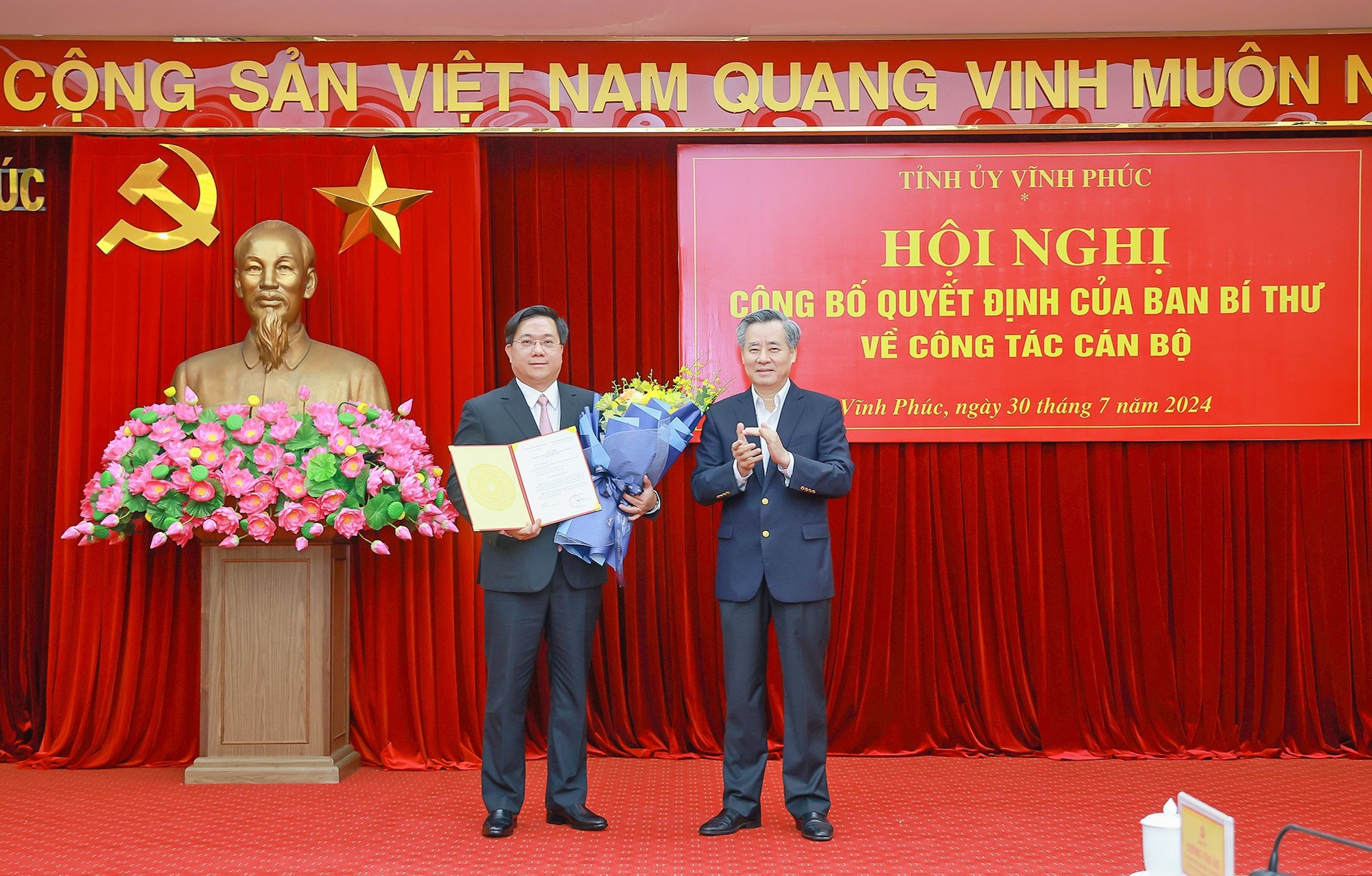 Phó Trưởng Ban Tổ chức Trung ương Nguyễn Quang Dương trao quyết định của Ban Bí thư