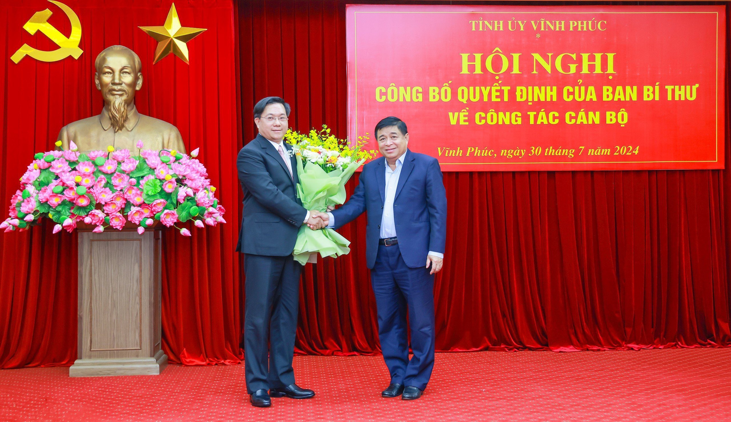 Bộ trưởng Bộ Kế hoạch & đầu tư Nguyễn Chí Dũng chúc mừng đồng chí Trần Duy Đông