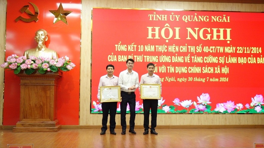 Đại diện các tập thể nhận Bằng khen của Bộ KH&ĐT và Bằng khen của Trung ương Hội Nông dân Việt Nam
