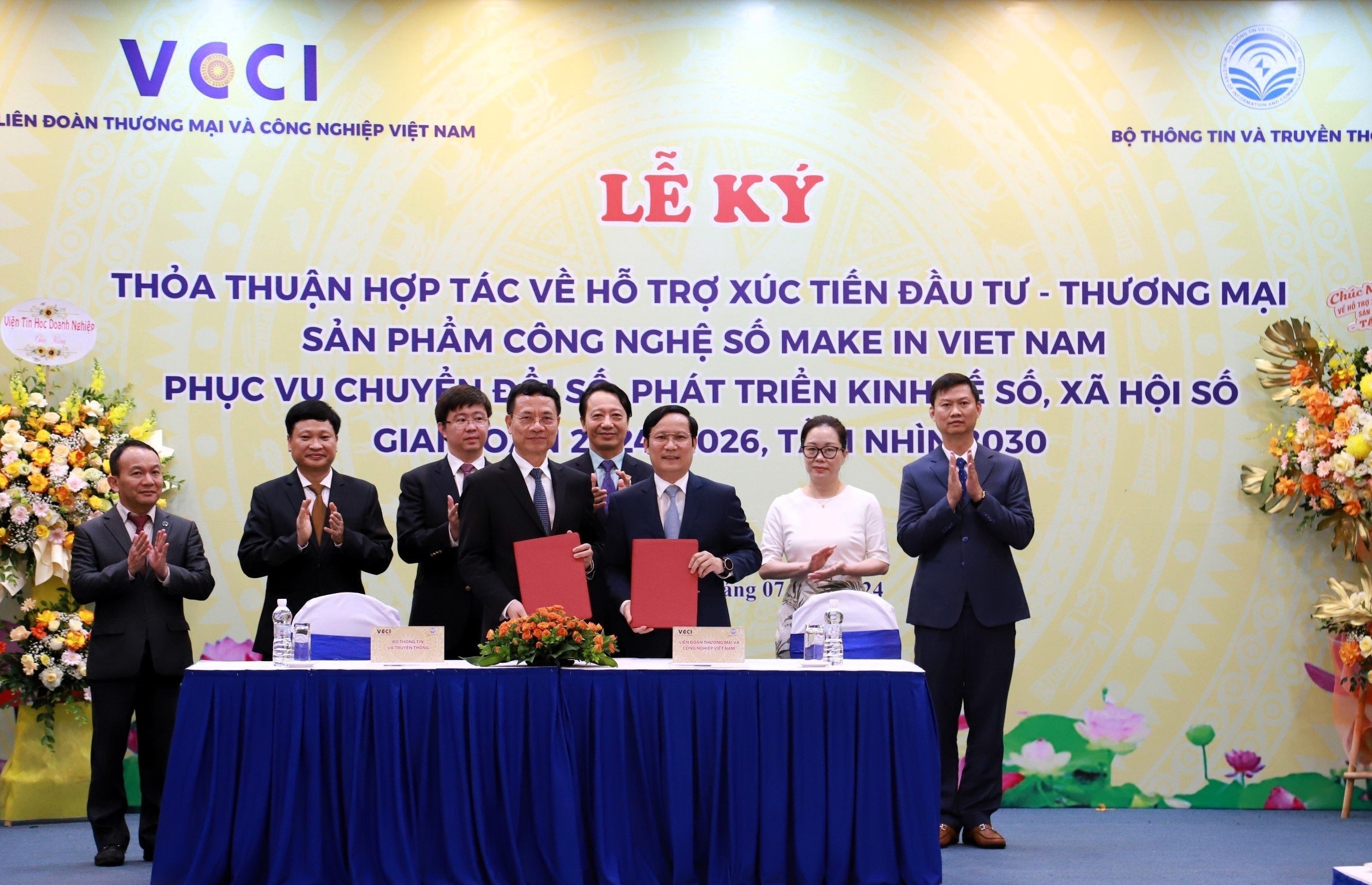 Bộ trưởng Bộ Thông tin và Truyền thông Nguyễn Mạnh Hùng và Chủ tịch VCCI Phạm Tấn Công ký kết Thỏa thuận hợp tác hỗ trợ xúc tiến đầu tư – thương mại sản phẩm công nghệ số Make in Viet Nam phục vụ chuyển đổi số, phát triển kinh tế số và xã hội số giai đoạn 2024-2026, tầm nhìn 203