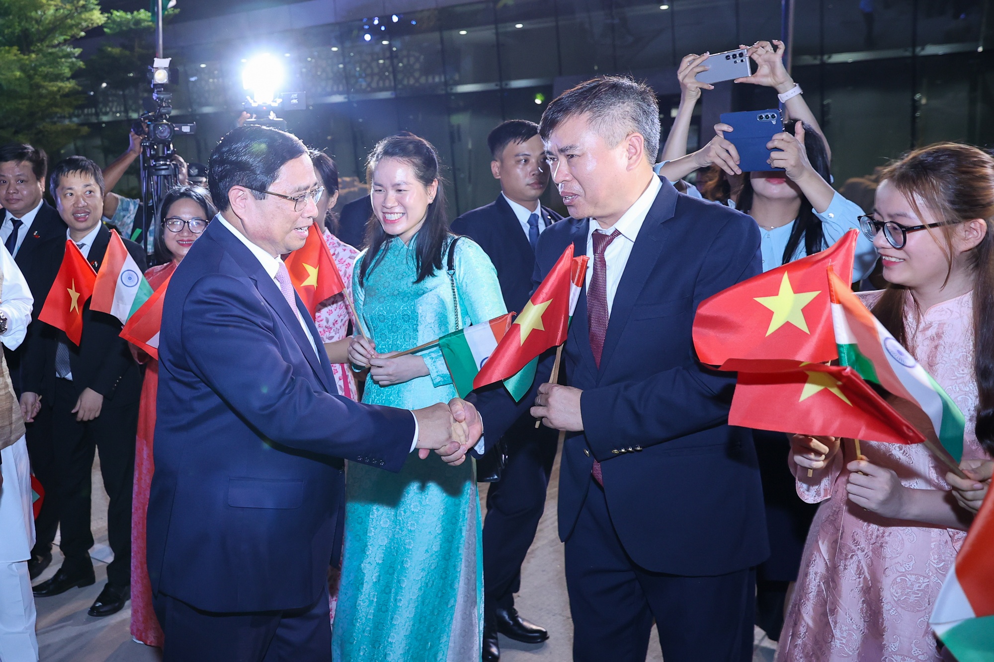 Cán bộ, nhân viên Đại sứ quán Việt Nam tại Ấn Độ đón Thủ tướng Phạm Minh Chính và Đoàn đại biểu Việt Nam tại sân bay Palam - Ảnh: VGP/Nhật Bắc
