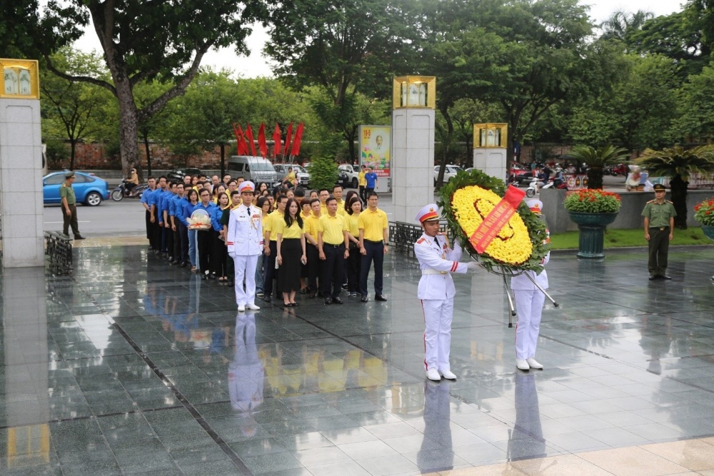 Đoàn PVcomBank đặt vòng hoa và dâng hương tại Đài tưởng niệm các Anh hùng liệt sĩ Bắc Sơn