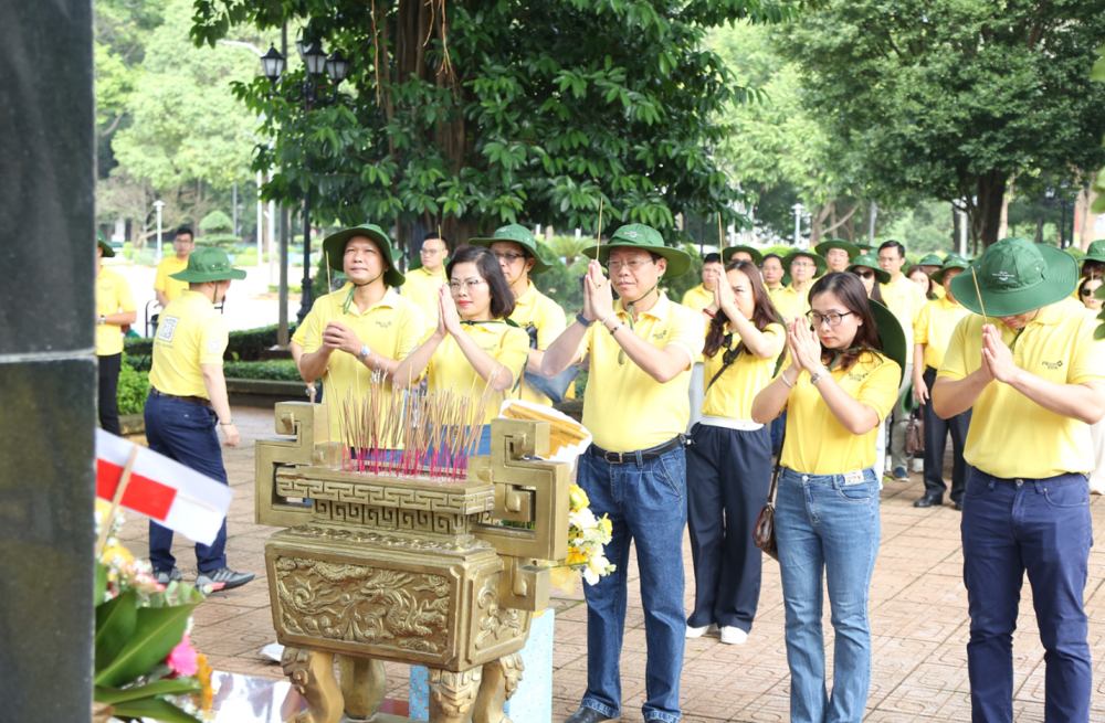 Lãnh đạo, CBNV PVcomBank dâng hương tại Di tích lịch sử lưu niệm các chiến sĩ Nam tiến, tỉnh Đắk Lắk