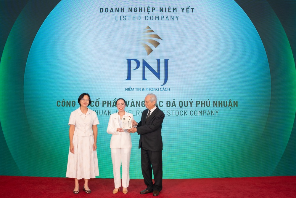 Bà Trần Phương Ngọc Thảo, Phó chủ tịch HĐQT kiêm Chủ tịch Ủy ban ESG PNJ đại diện doanh nghiệp nhận giải thưởng. Ảnh: Kế Châu.