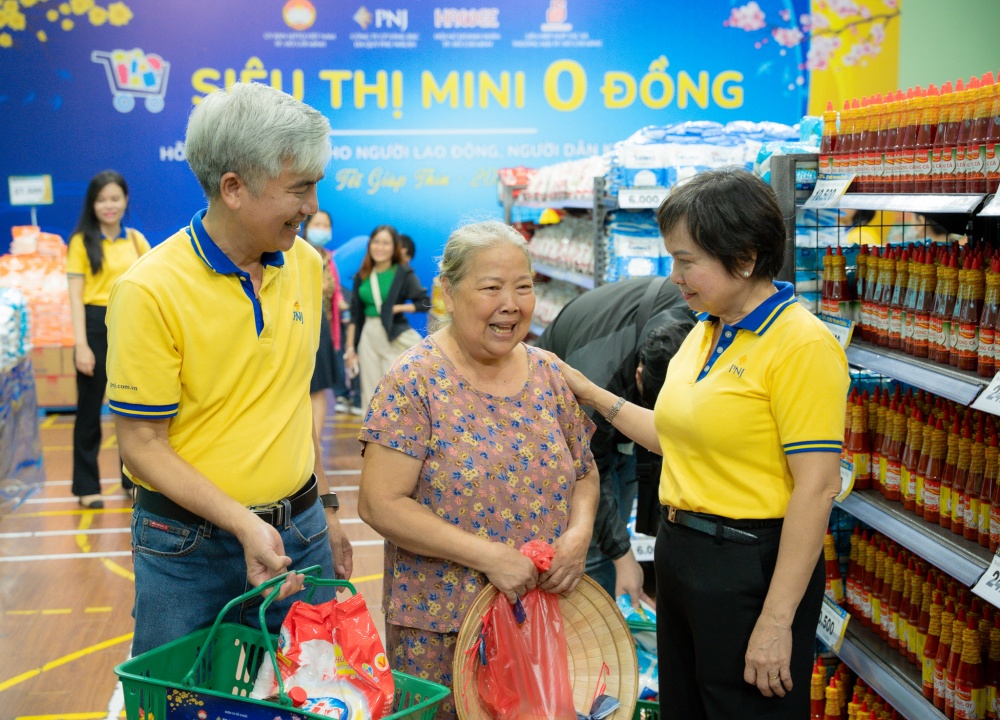 PNJ đặt lợi ích của xã hội và lợi ích của khách hàng vào lợi ích doanh nghiệp. Ảnh: Kế Châu.