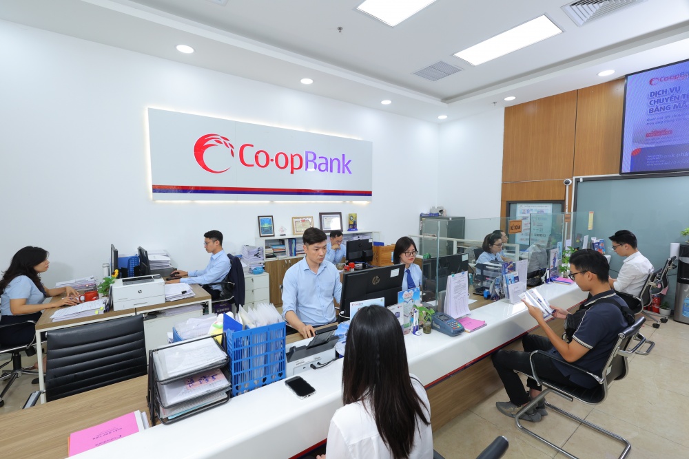 Khách hàng giao dịch tại Co-opBank