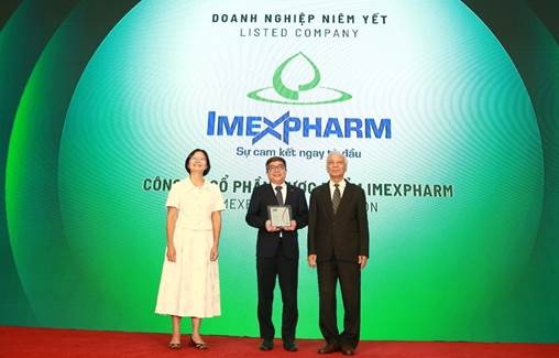 Ông Nguyễn An Duy (đứng giữa), Phó tổng giám đốc Khối Tài Chính của Imexpharm đại diện doanh nghiệp nhận Giải thưởng Top 50 doanh nghiệp phát triển bền vững do Tạp chí Nhịp Cầu Đầu Tư tổ chức tại TP. Hồ Chí Minh ngày 2/8/2024. Ảnh: Imexpharm