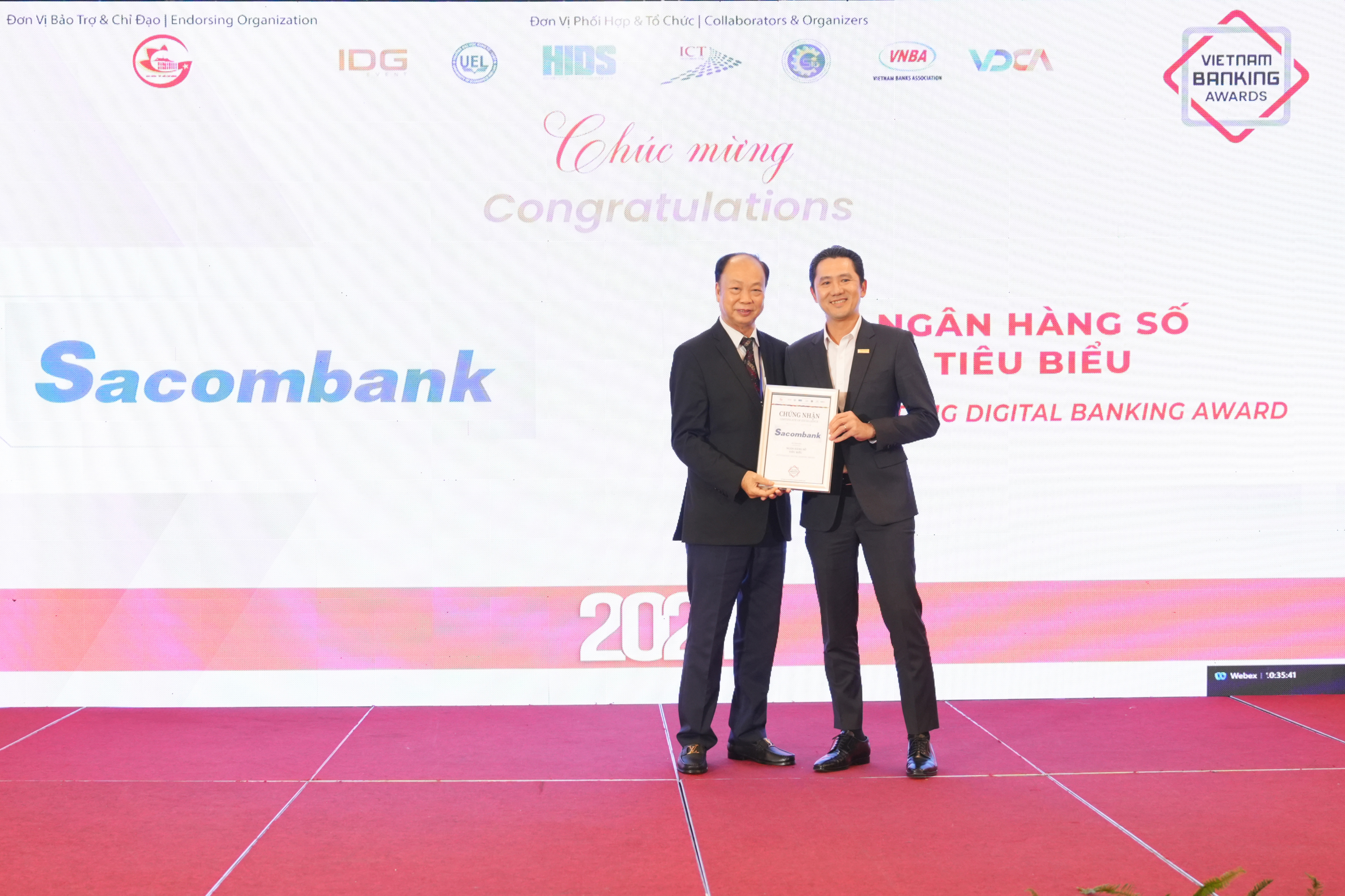 Đại diện Sacombank, ông Trần Thái Bình - Giám đốc Khối ngân hàng số (bên phải), nhận giải thưởng "Ngân hàng số tiêu biểu"