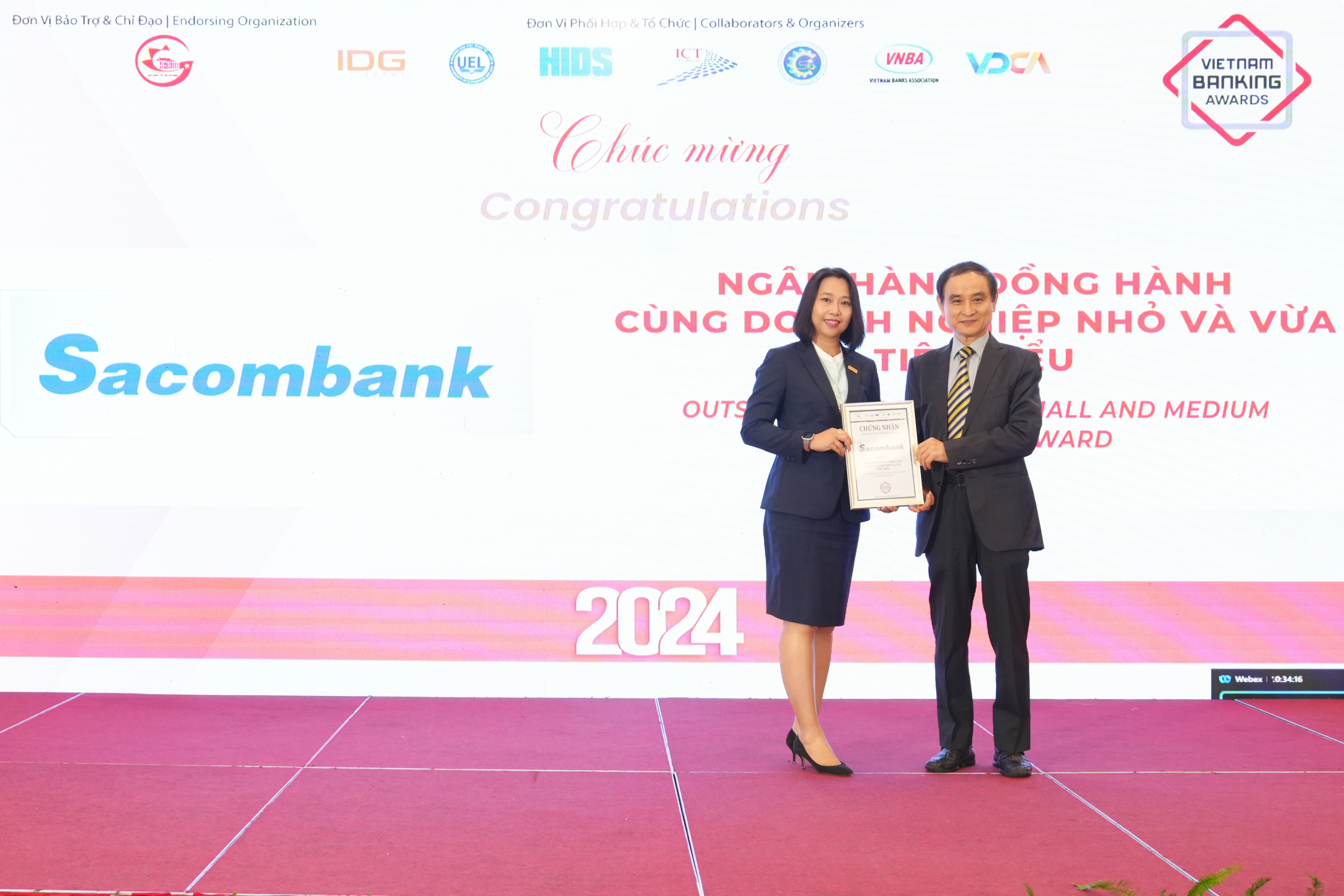 Đại diện Sacombank, bà Nguyễn Phương Huyền - Phó giám đốc phụ trách Khối cá nhân (bên trái), nhận giải thưởng "Ngân hàng đồng hành cùng doanh nghiệp nhỏ và vừa tiêu biểu"  