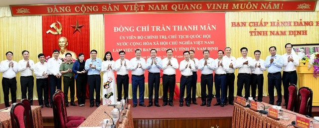 Chủ tịch Quốc hội Trần Thanh Mẫn với các đại biểu và Ban Thường vụ Tỉnh ủy Nam Định