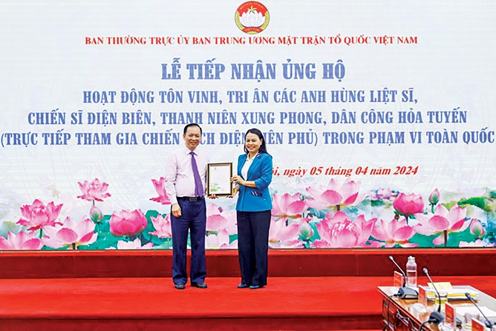 Bà Nguyễn Thị Thu Hà, Ủy viên Trung ương Đảng, Phó Chủ tịch - Tổng Thư ký Ủy ban Trung ương MTTQ Việt Nam trao thư cảm ơn Công đoàn Ngân hàng Việt Nam