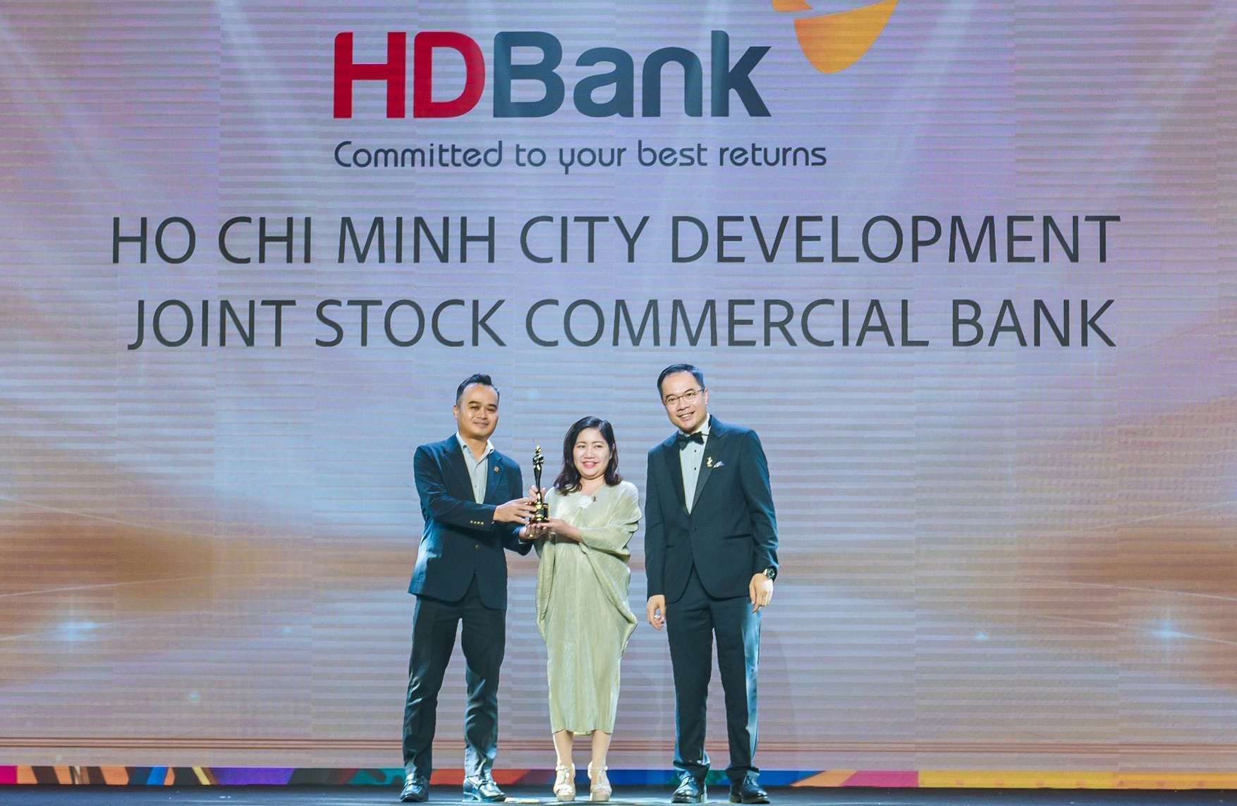 Bà Nguyễn Thị Thanh Thuỷ- Phó Giám đốc Khối Nhân sự HDBank (đứng giữa), ông Ngô Hải Hà- Phó Giám đốc Khối Khách hàng Doanh nghiệp HDBank (bên trái)- đại diện HDBank- nhận giải   