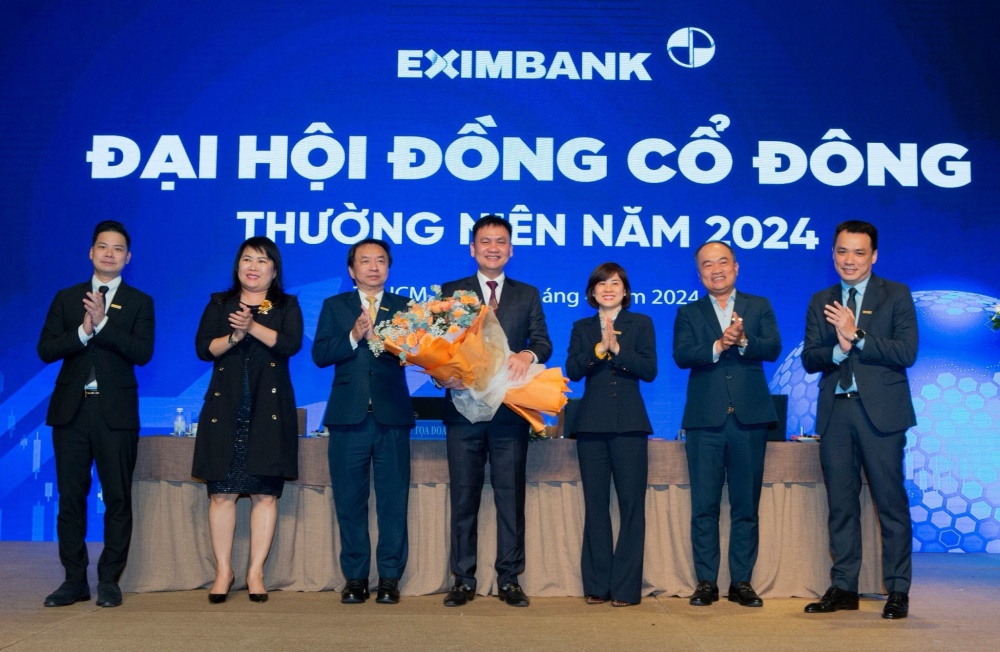 Ông Nguyễn Hồ Nam (đứng giữa) được bổ nhiệm làm Phó Chủ tịch HĐQT Eximbank.