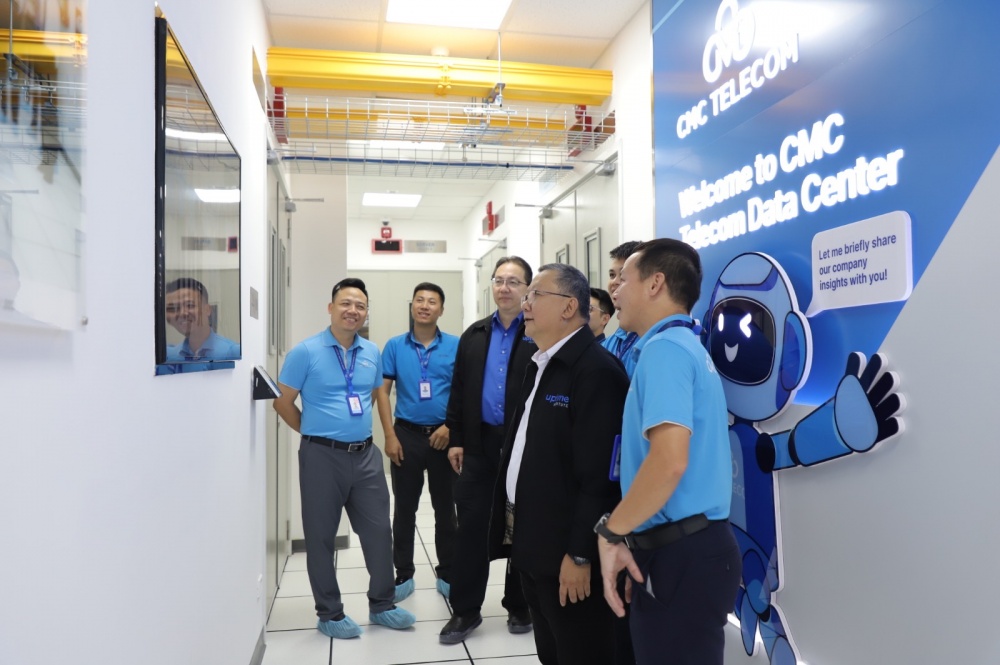 Chuyên gia Uptime Institute tham quan Data Center Duy Tân, Hà Nội.  Nguồn ảnh: CMC Telecom.