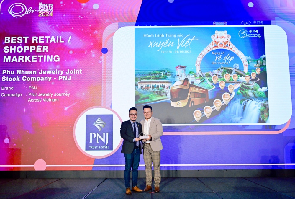 Đại diện PNJ nhận giải thưởng Best Retail Marketing 2024 tại Singapore (Ảnh_ Marketing Interactive).