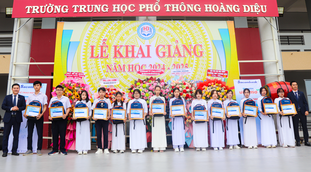 Trao học bổng tại Trường THPT Hoàng Diệu (Đồng Nai)