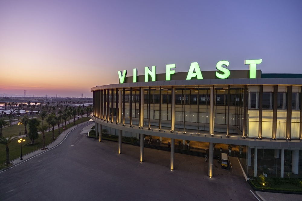 VinFast là công ty có tốc độ gia tăng giá trị thương hiệu lớn nhất bảng xếp hạng. Với tầm nhìn trở thành hãng xe điện thông minh toàn cầu, VinFast đã đặt nền móng cho ngành công nghiệp sản xuất ô tô - xe máy điện tại Việt Nam, đồng thời đang nỗ lực góp phần thúc đẩy cuộc cách mạng xe điện trên toàn thế giới