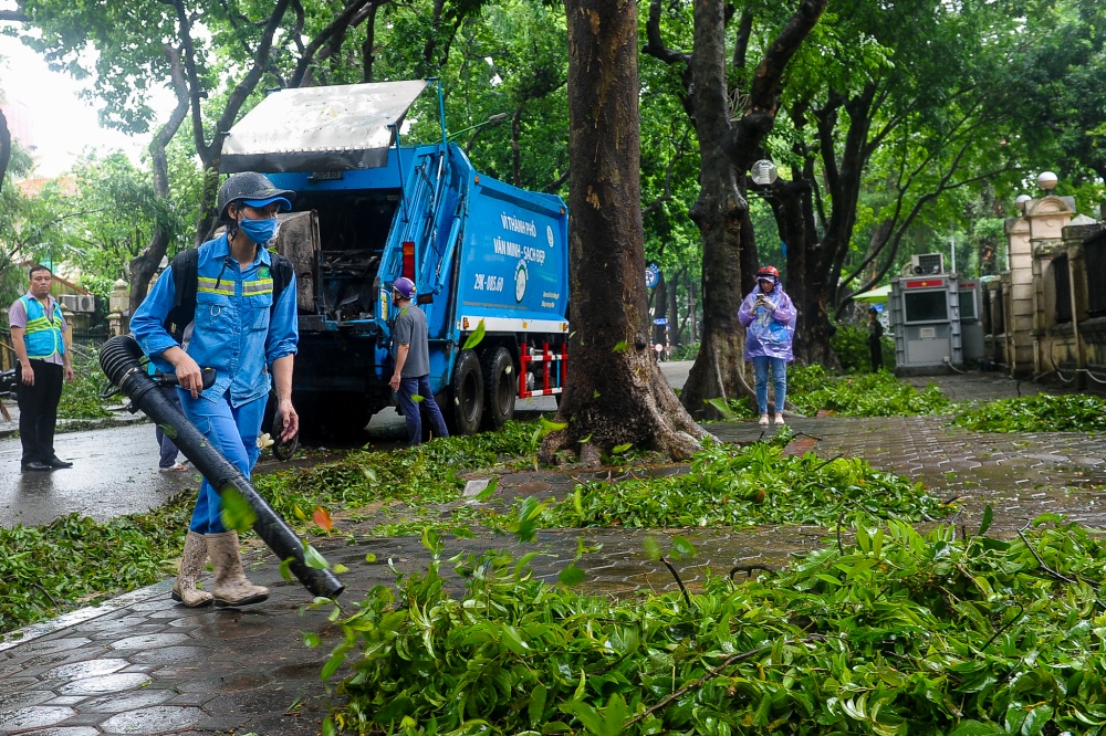 Nhân viên môi trường làm dọn đường tại phố Phan Đình Phùng