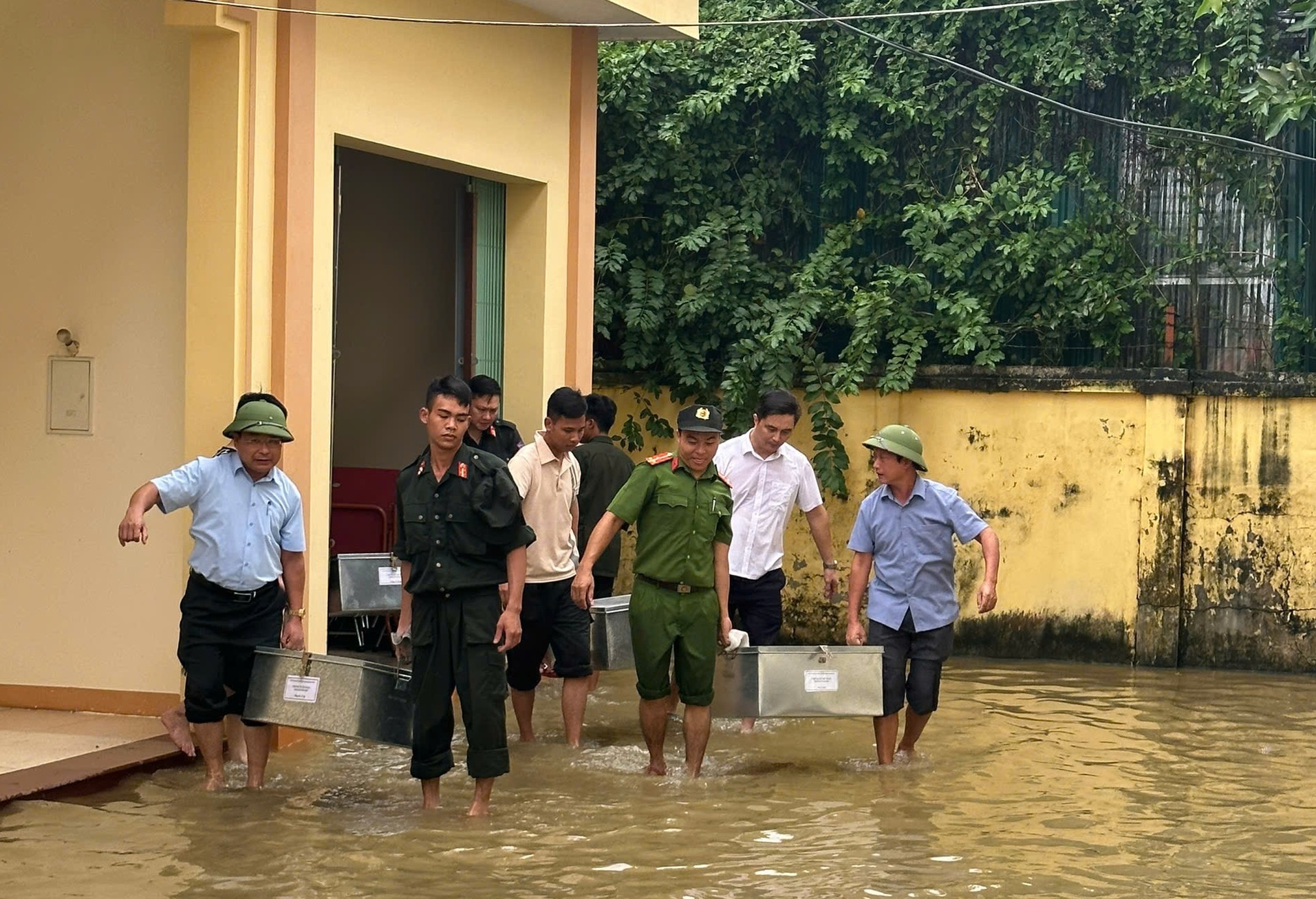 Ngành Ngân hàng Phú Thọ: Chủ động công tác phòng chống mưa lũ tại huyện Hạ Hòa