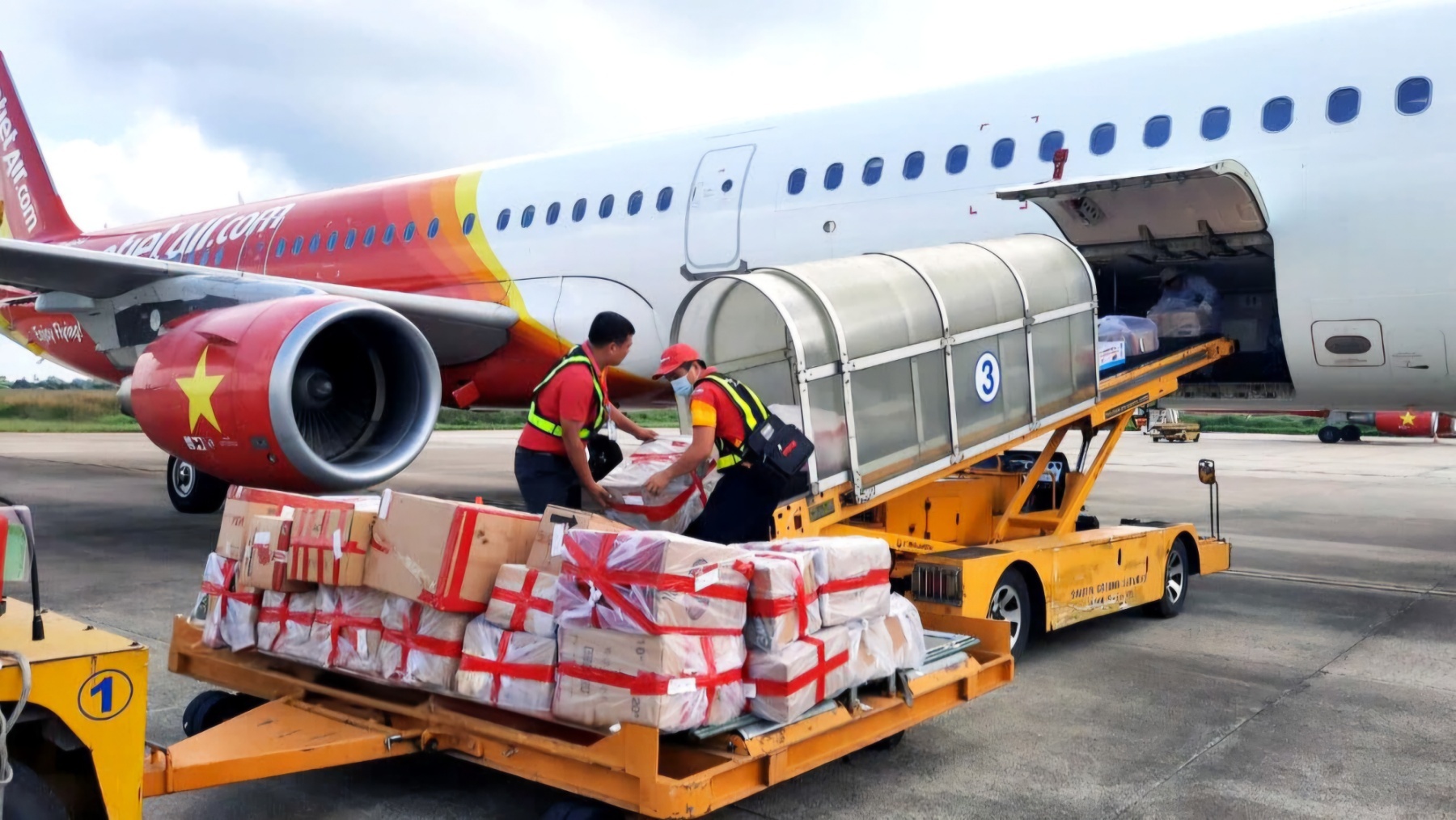 Bên cạnh hoạt động quyên góp ủng hộ, Vietjet cũng quyết định miễn cước vận chuyển đối với hàng cứu trợ của các tổ chức, cá nhân trong và ngoài nước đến với đồng bào vùng bão lũ