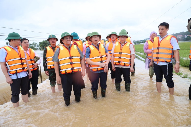 Thủ tướng chỉ đạo bảo đảm an toàn đê điều, hồ đập; triển khai phương tiện hỗ trợ người dân