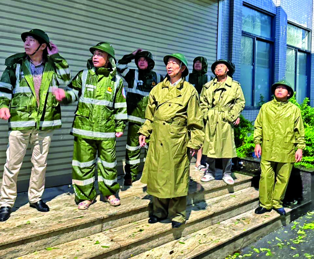 Phó Thống đốc Thường trực Đào Minh Tú kiểm tra và chỉ đạo ứng phó cơn bão số 3 tại Trụ sở NHNN Trung ương và Nhà máy In tiền Quốc gia