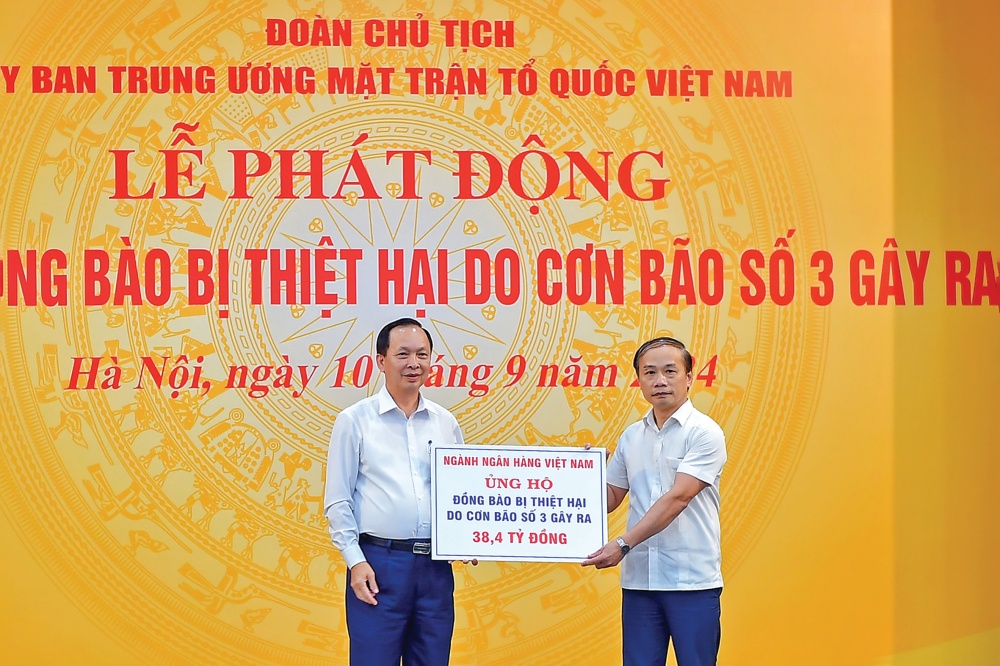 Phó Thống đốc Thường trực NHNN, Chủ tịch Công đoàn Ngân hàng Việt Nam Đào Minh Tú đại diện trao 38,4 tỷ đồng  là đóng góp của ngành Ngân hàng ủng hộ đồng bào bị thiệt hại do bão số 3