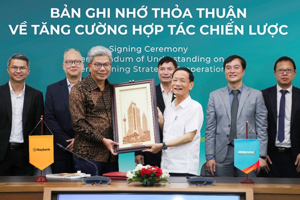 2	Đồng hành cùng ABBANK, Maybank đã đang dành nhiều sự hỗ trợ giá trị cho Ngân hàng trong việc định hướng ngân hàng bán lẻ, phát triển bền vững và quản trị theo tiêu chuẩn quốc tế.