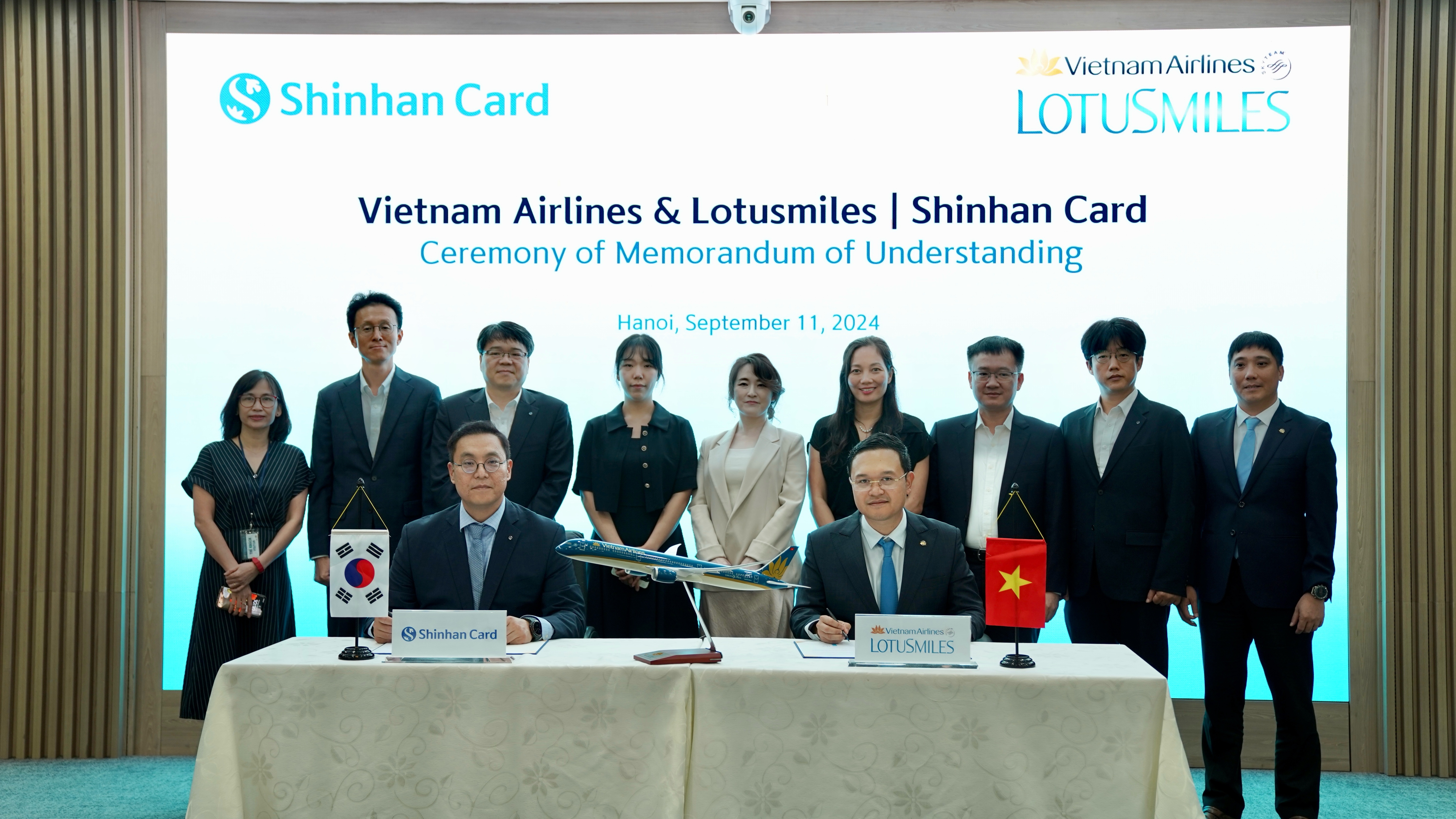 Vietnam Airlines và Shinhan Card đã ký thỏa thuận hợp tác để phát triển các sản phẩm thẻ đồng thương hiệu 