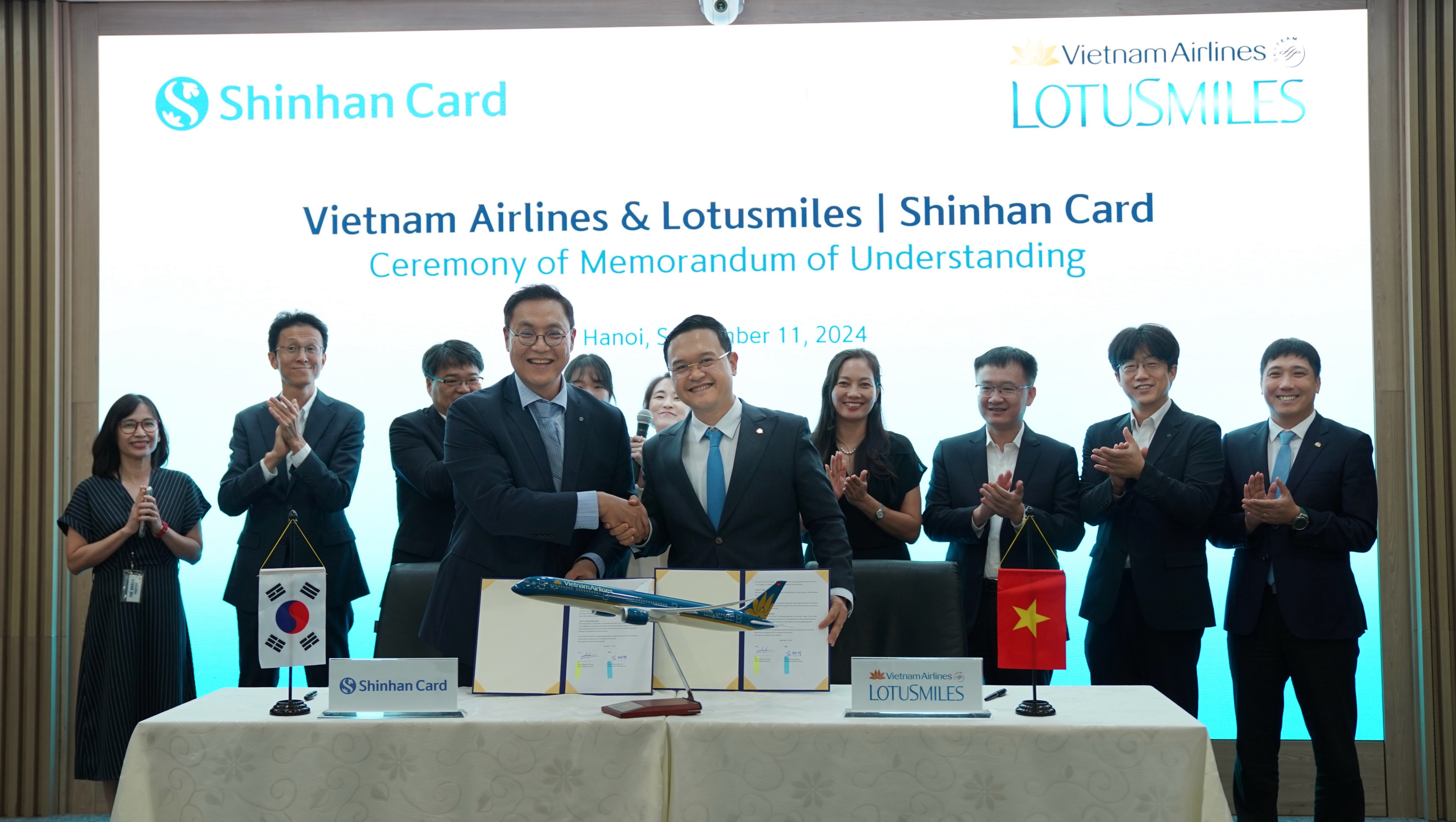 dự kiến sẽ phát hành sản phẩm thẻ tín dụng đồng thương hiệu Vietnam Airlines Lotusmiles - Shinhan Card tại thị trường Hàn Quốc