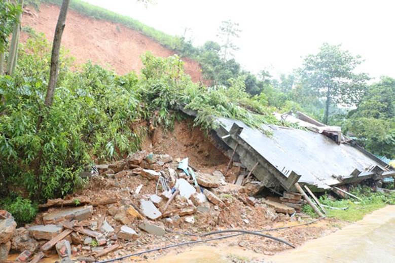 Hiện trạng ngôi nhà của ông Xa Văn Xộm sau khi bị sập hoàn toàn