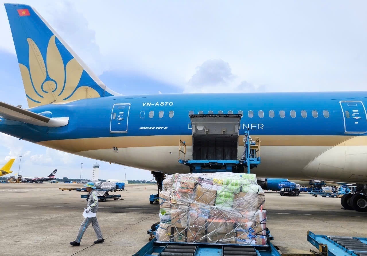 Gần 30 tấn hàng cứu trợ vùng bão lũ liên tục cất cánh trên những chuyến bay Vietnam Airlines