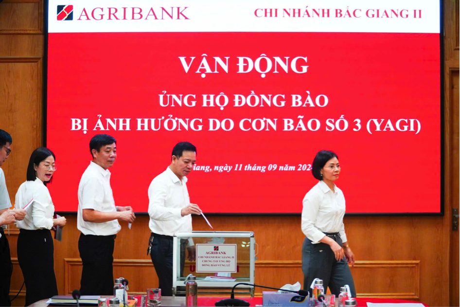 Cán bộ, người lao động Agribank ủng hộ 1 ngày lương khắc phục hậu quả bão số 3