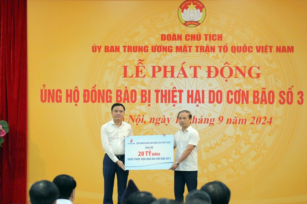 1,2,3: Lãnh đạo, người lao động Petrovietnam quyên góp ủng hộ, trao quà cho đồng bào bị thiệt hại do bão số 3