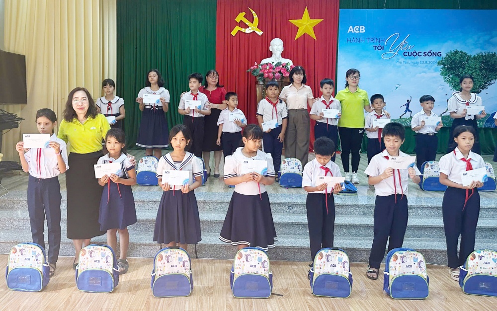 ACB trao quà cho học sinh vượt khó