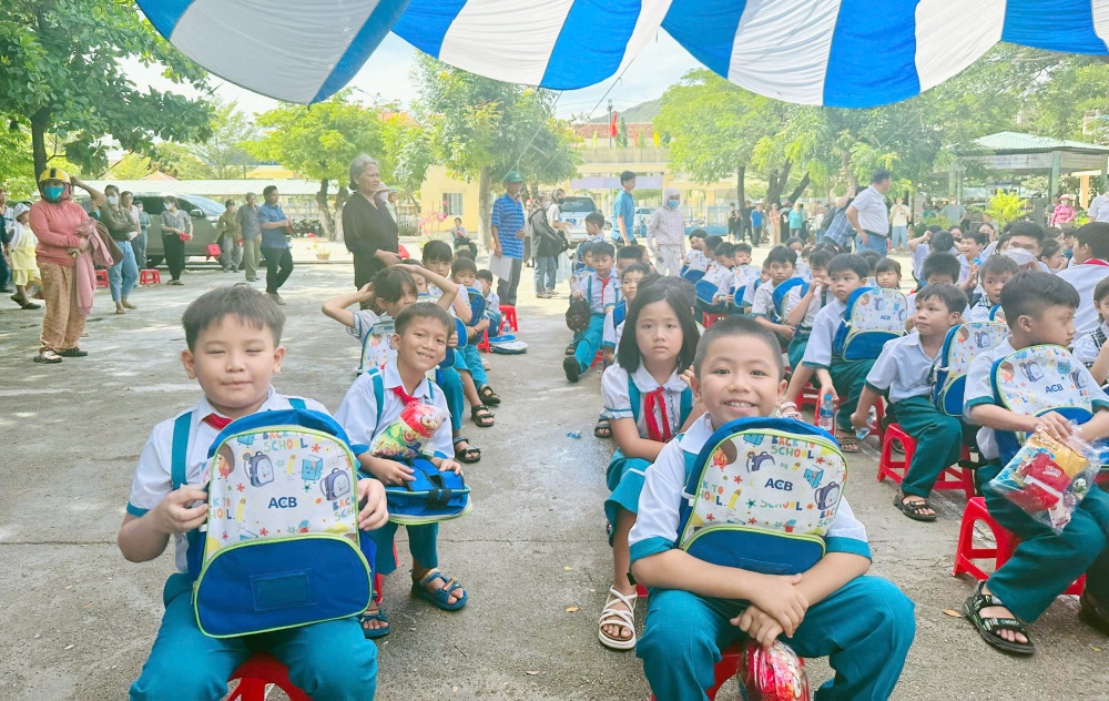 ACB trao quà cho học sinh vượt khó