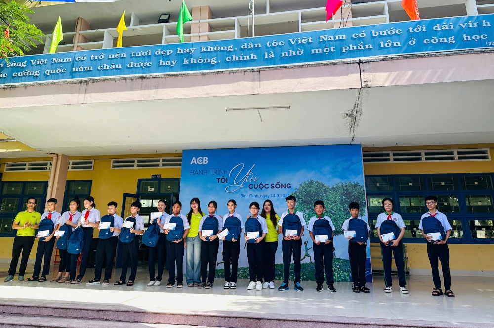 ACB trao quà cho học sinh vượt khó