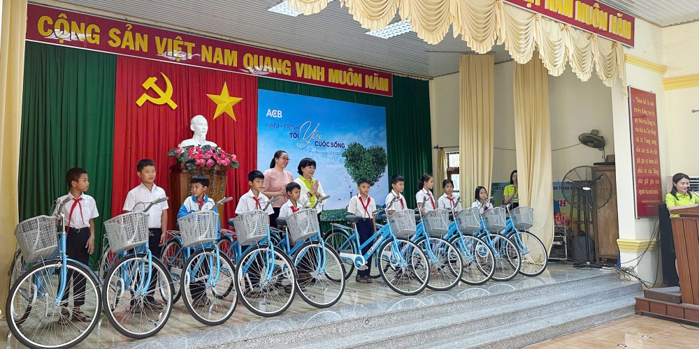ACB trao quà cho học sinh vượt khó