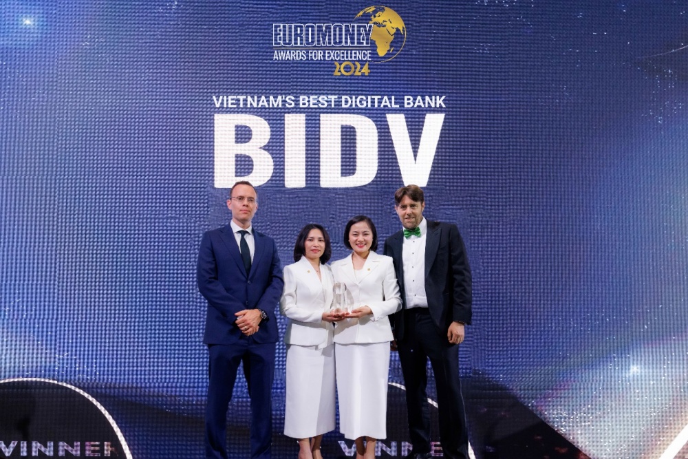 Đại diện BIDV nhận giải thưởng từ Euromoney