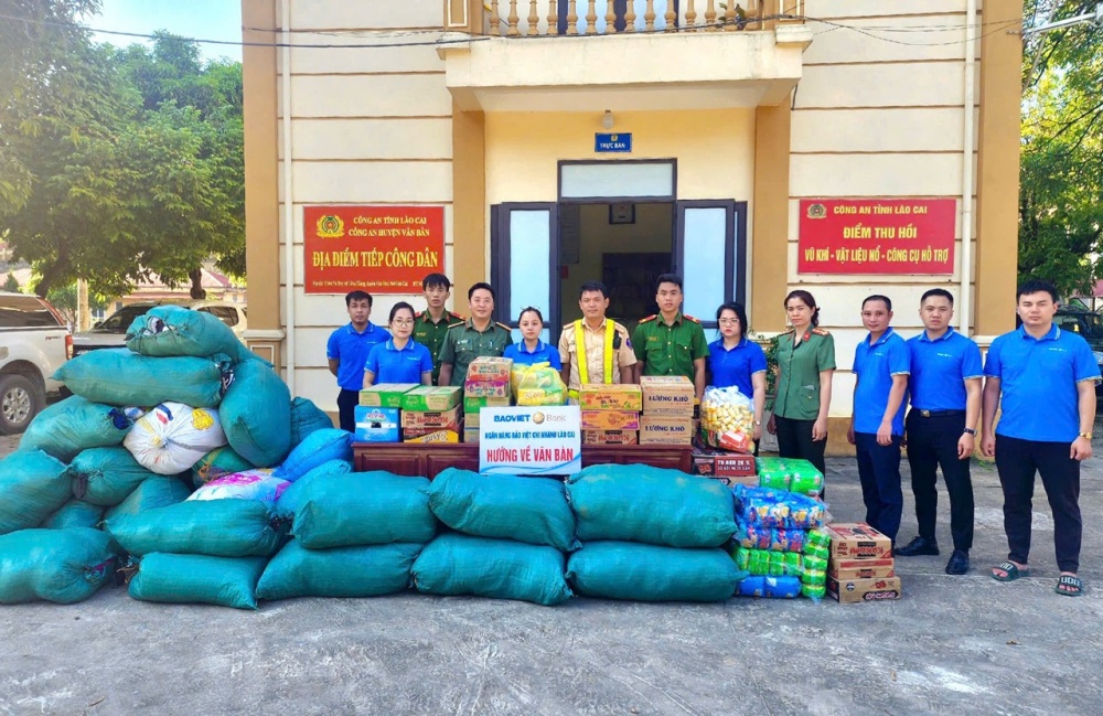 BAOVIET Bank mang nhu yếu phẩm đến cho người dân các vùng bị ngập lụt tại huyện Văn Bàn,  tỉnh Lào Cai