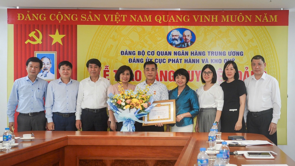 Huy hiệu 30 năm tuổi Đảng - niềm vinh dự lớn lao