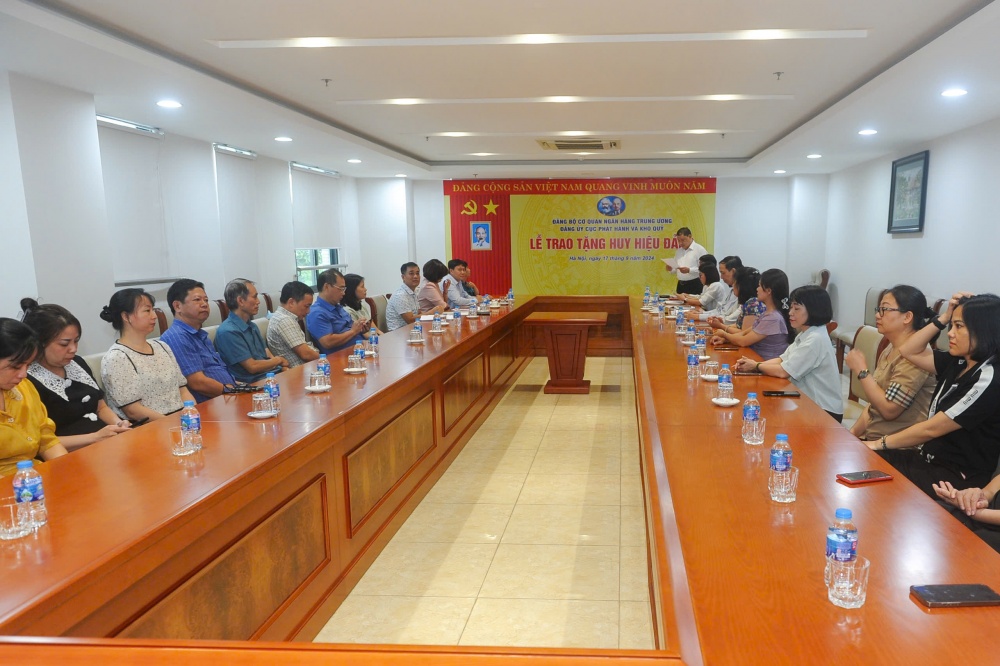 Huy hiệu 30 năm tuổi Đảng - niềm vinh dự lớn lao Huy hiệu 30 năm tuổi Đảng - niềm vinh dự lớn lao
