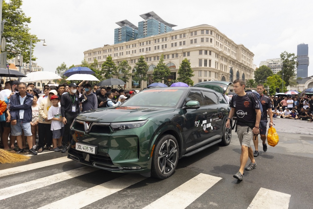 Bật mí công ty đứng sau dàn xe điện VinFast đưa đón KOL quốc tế tại Gumball 3000