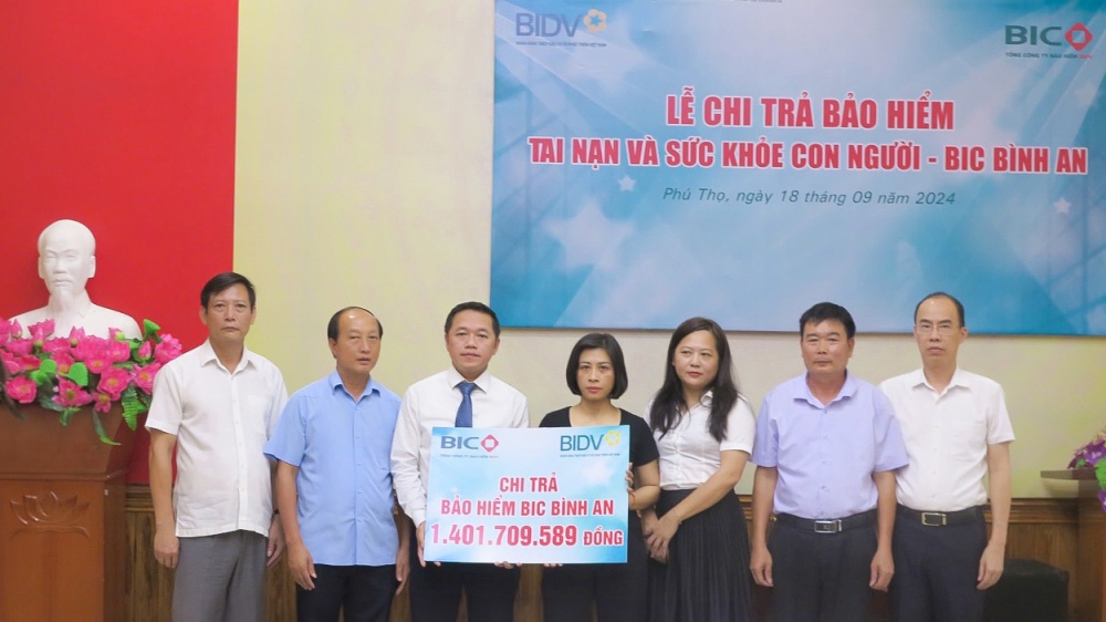 Đại diện Ngân hàng Nhà nước chi nhánh tỉnh Phú Thọ, Chính quyền địa phương, Chi nhánh BIDV Hùng Vương và BIC trao tiền bảo hiểm cho thân nhân khách hàng