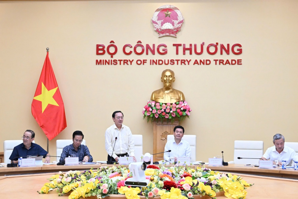 Bộ trưởng Bộ Khoa học và Công nghệ phát biểu tại cuộc họp